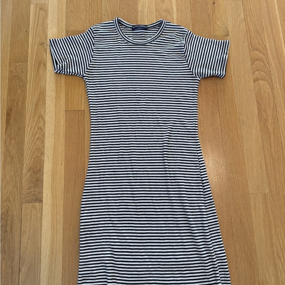 Brandy Melville Throwback OG striped t-dress white + navy stripes one size - Picture 5 of 9
